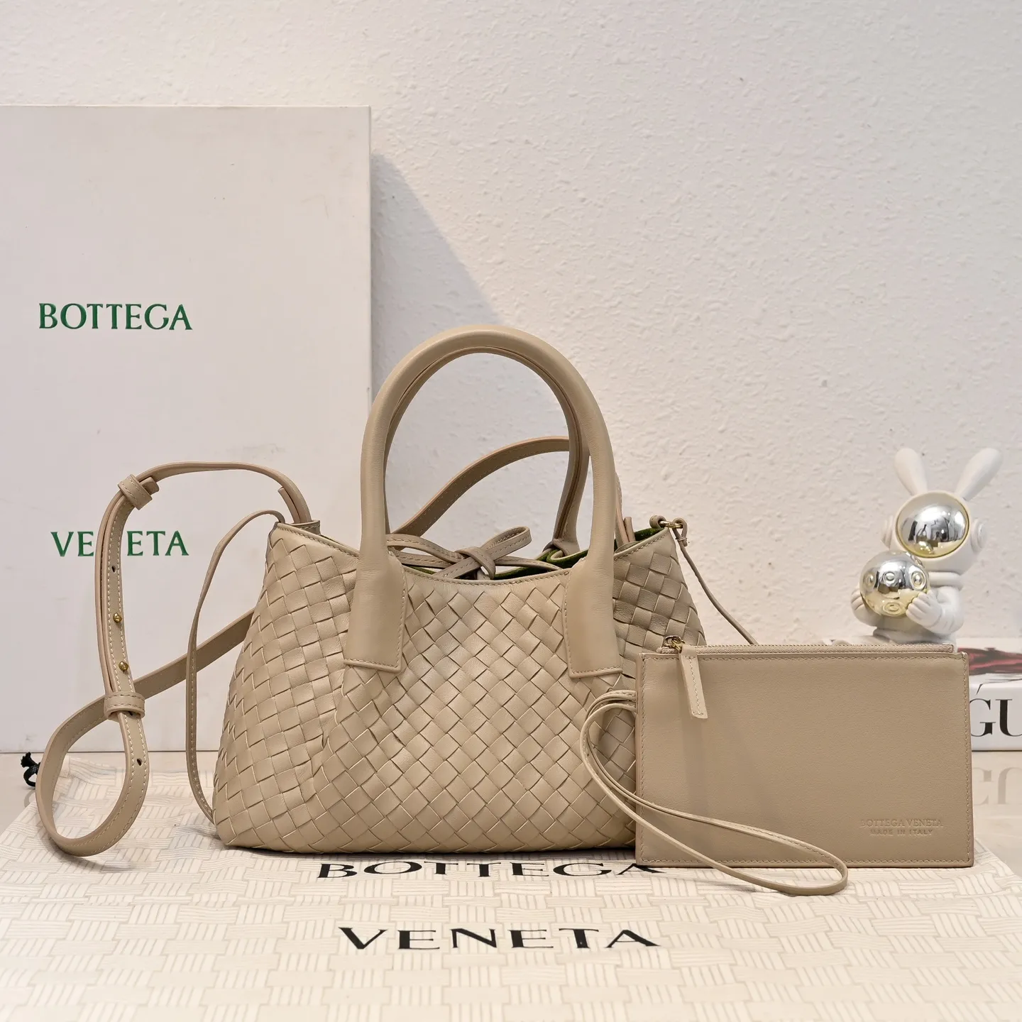 Batch 1760 BOTTEGA VENETA 2025 new product pinacoteca has super soft leather, and the weaving function, practicality and relaxed fashion sense have not fallen behind❤️‍🔥Amway has given sisters a must-have bag when going out. The size of the bag also accurately meets the commuting needs of urban beauties. It can accommodate mobile phones, keys, lipstick, powder, sunscreen, shopping bags...all of it! ! ! 🔥The capacity should not be underestimated~ It does not choose people, clothes, or occasions. With its majestic curved outline, exquisite woven texture, delicate edges and rounded handles, this woven vegetable basket bag truly achieves the goal of "dressing up and being fashionable without getting in the way"~ Are you interested in Jimei? Style number: 9004 Size: 24*15*12cm